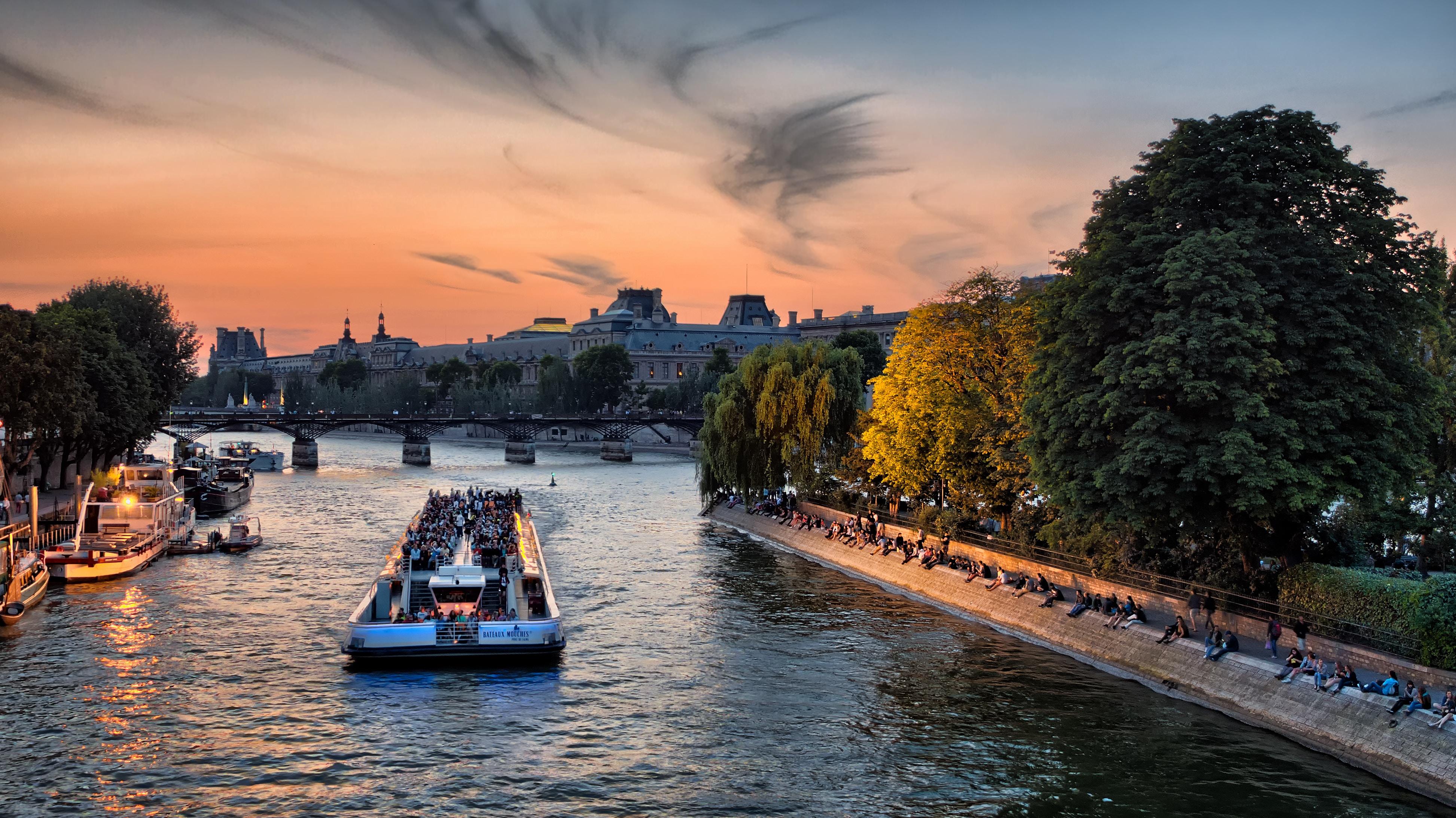 Dîner aux chandelles pendant une croisière sur la Seine